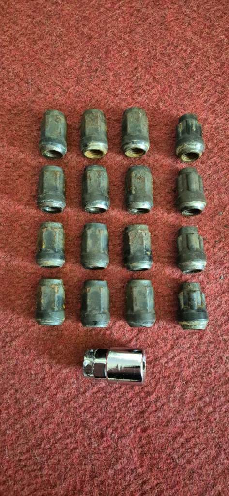 Ford fiesta mk7 (2015) Wheel bolts and locking nuts with socket for locking nut.2008-2017 