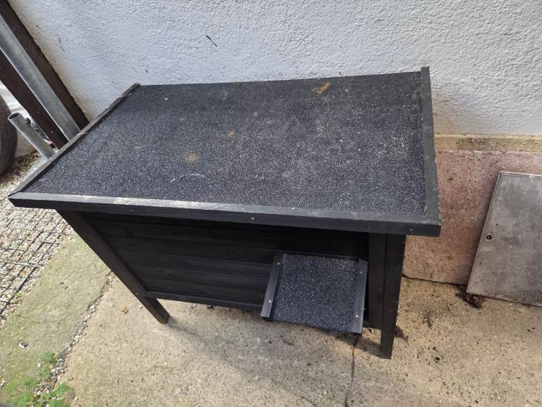 OUTDOOR CAT HOUSE