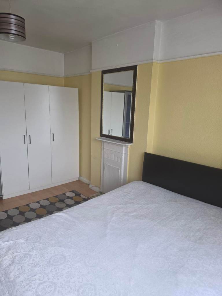 🏡 Double Room to Rent – Mitcham (Near Mitcham Eastfield Station)