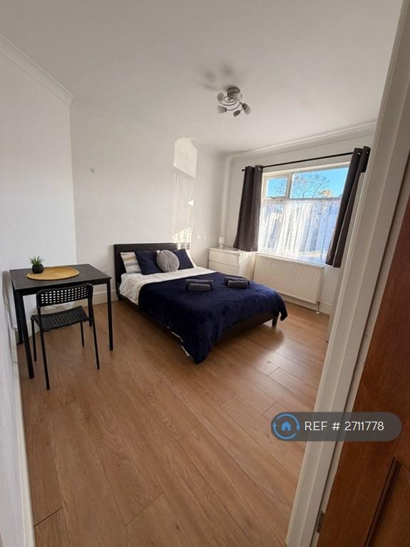 2 bedroom house in Eastern Avenue East, Romford, RM1 (2 bed) (#2711778)