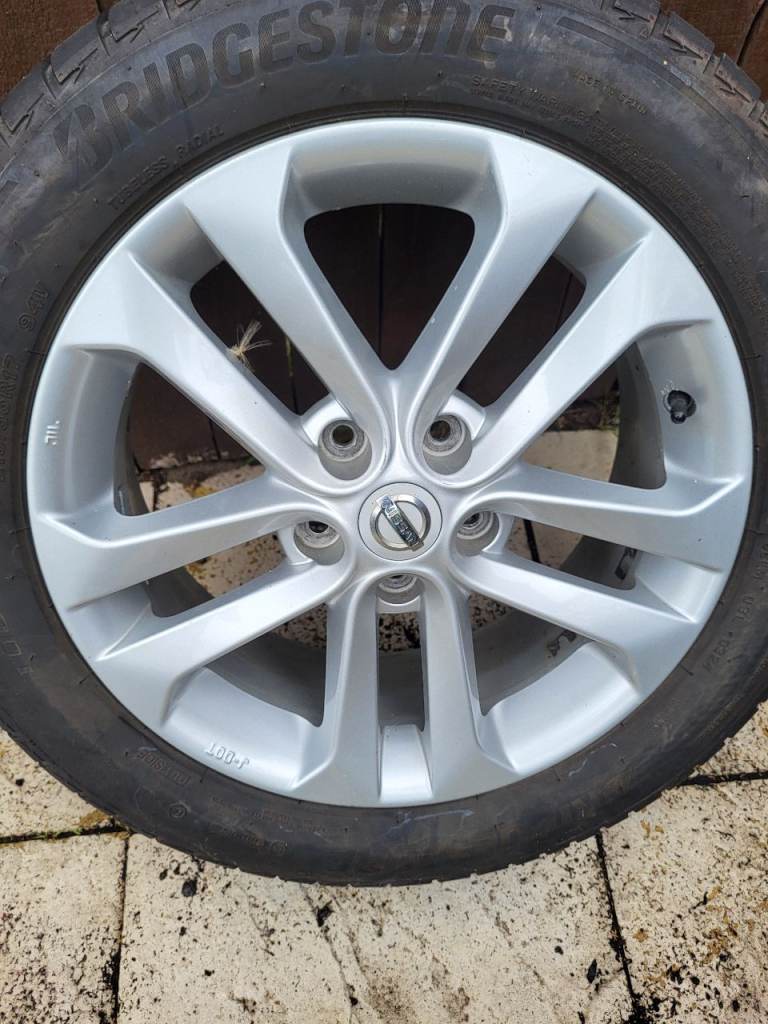 Nissan juke alloy wheel and tyre Bridgestone 215 55 17 