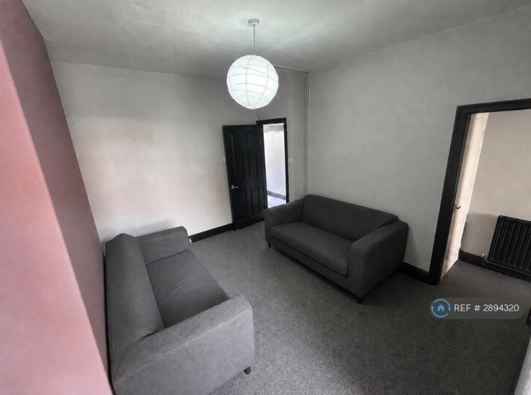 4 bedroom house in Ruskin Avenue, Manchester, M14 (4 bed) (#2894320)