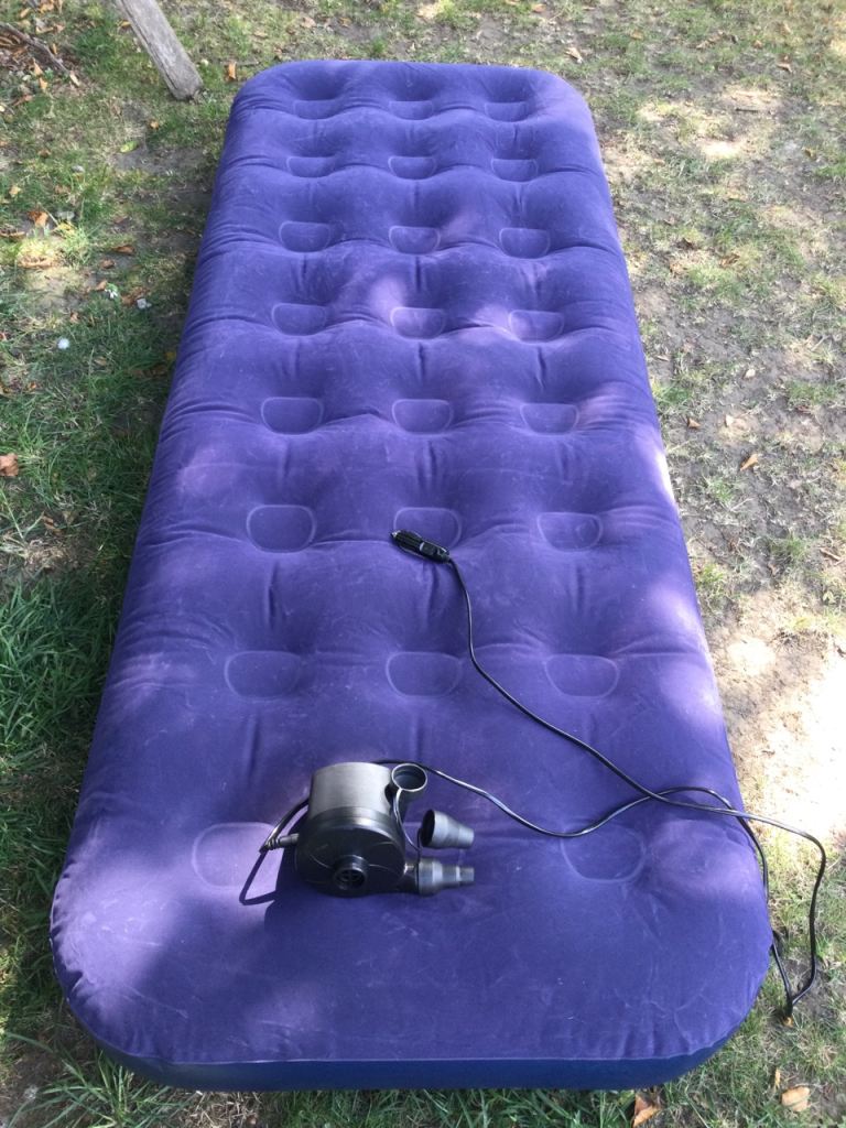 Pair of camping air beds, with rechargeable pump