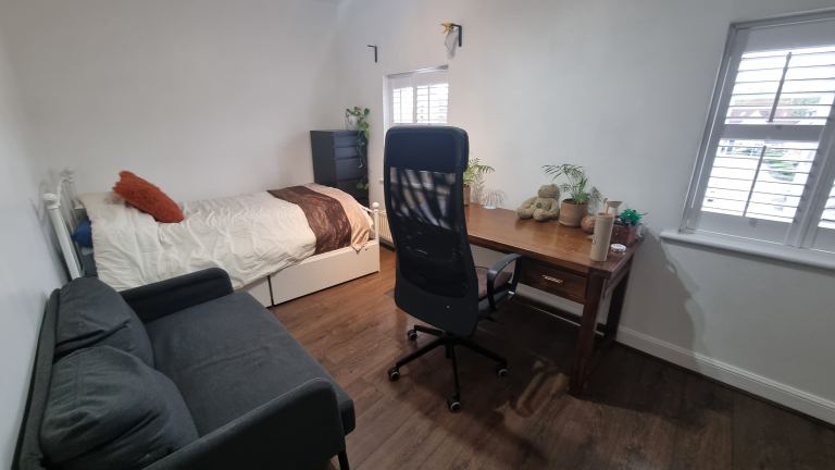 Double Room in a 4 bed house 