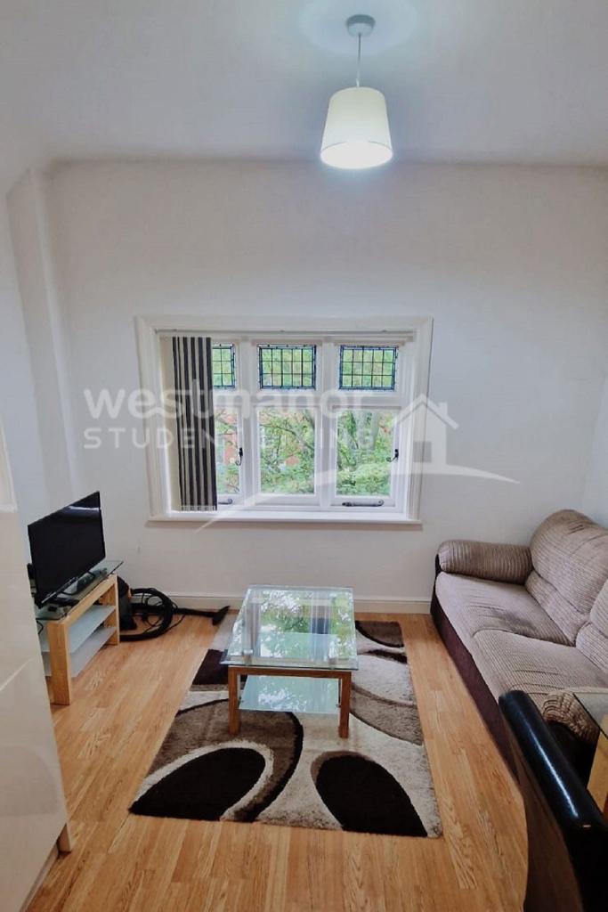 🏡 2 Bed Student Flat – Available July (Just off University Road)