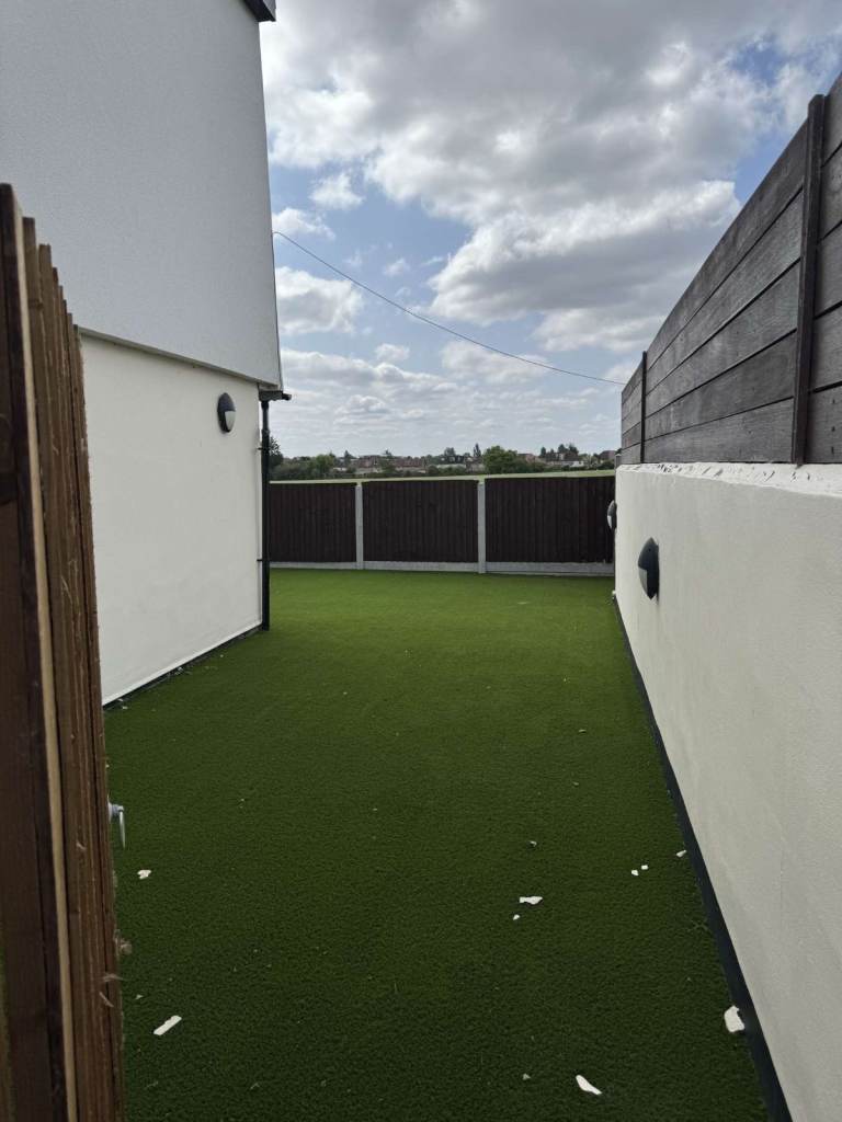 image for MODERN DOUBLE ROOM IN CHIGWELL - IG8 8NA FOR JUST £892pcm (AVAILABLE NOW+SOME BILLS INCLUDED)