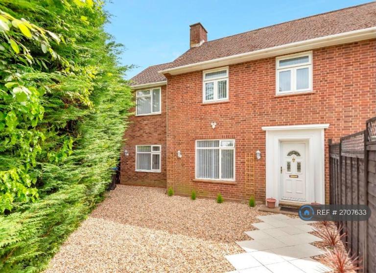 3 bedroom house in Home Meadow, Farnham Royal, SL2 (3 bed) (#2707633)