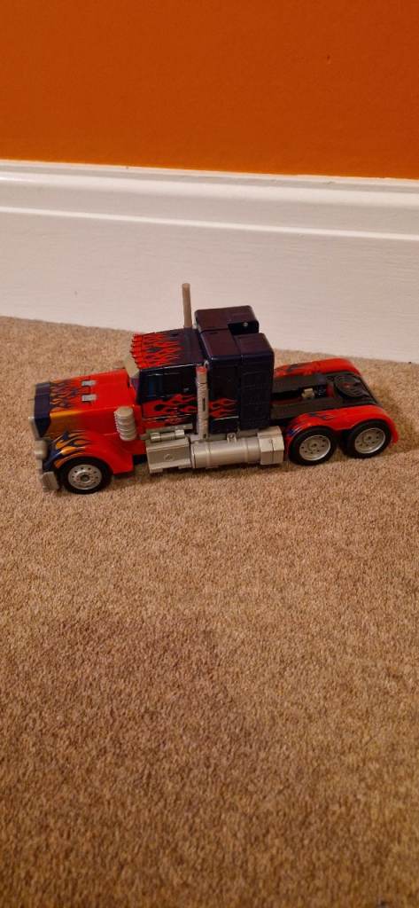 TRANSFORMING LARGE LORRY.  GOOD CONDITION. 