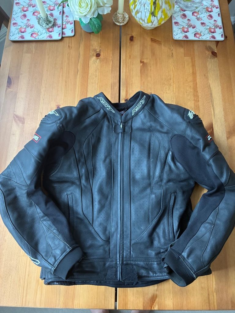 RST R-16 1068 Black Leather Motorcycle Jacket – UK 42 / EU 52 – CE Armour