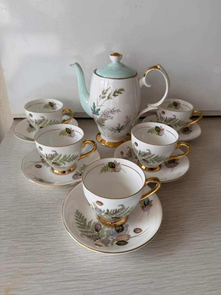 Beautiful Queen Anne Bone China 19 piece Tea Set