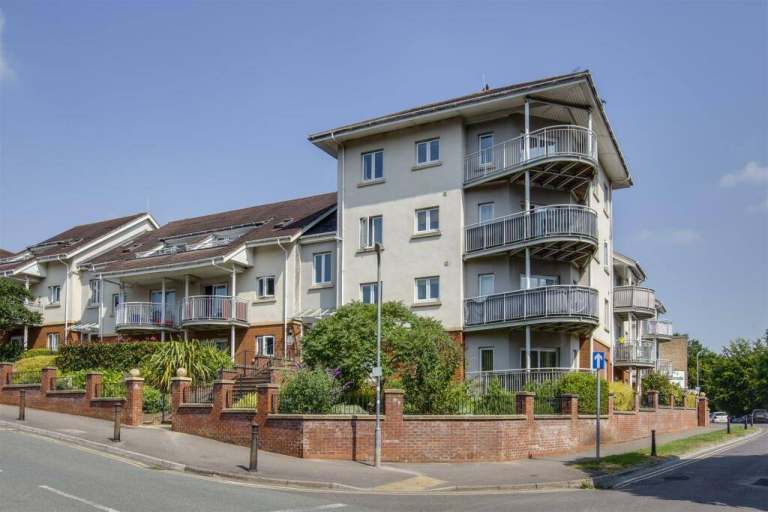 Luxury 2 Double Bedroom Apartment | Balcony | Allocated Parking | Hazlemere Village - The CedarsHP15
