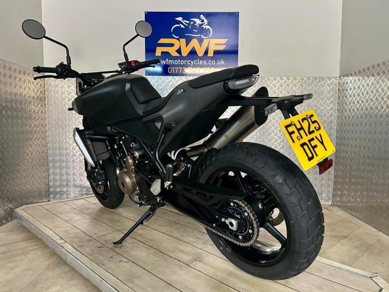 HUSQVARNA 801 SVARTPILEN 2025, ONLY 1 OWNER & 1,111 MILES!! SAVE £'S ON NEW