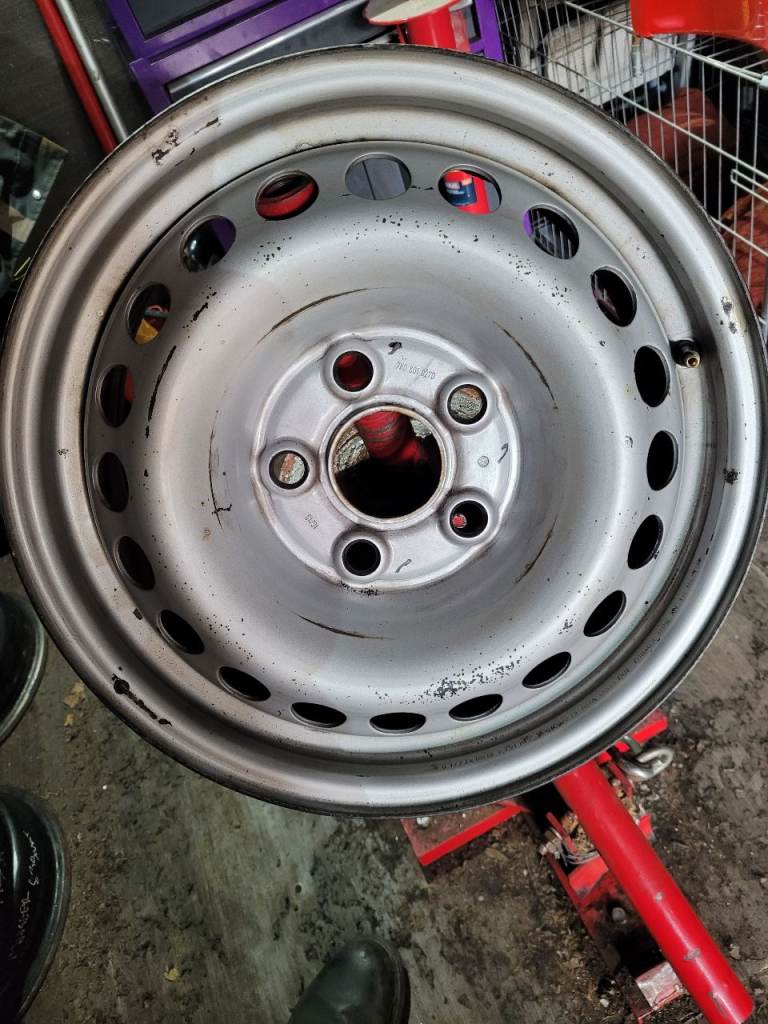 1x clean vw transporter steel Rim in silver this fits T5 and T6 models also