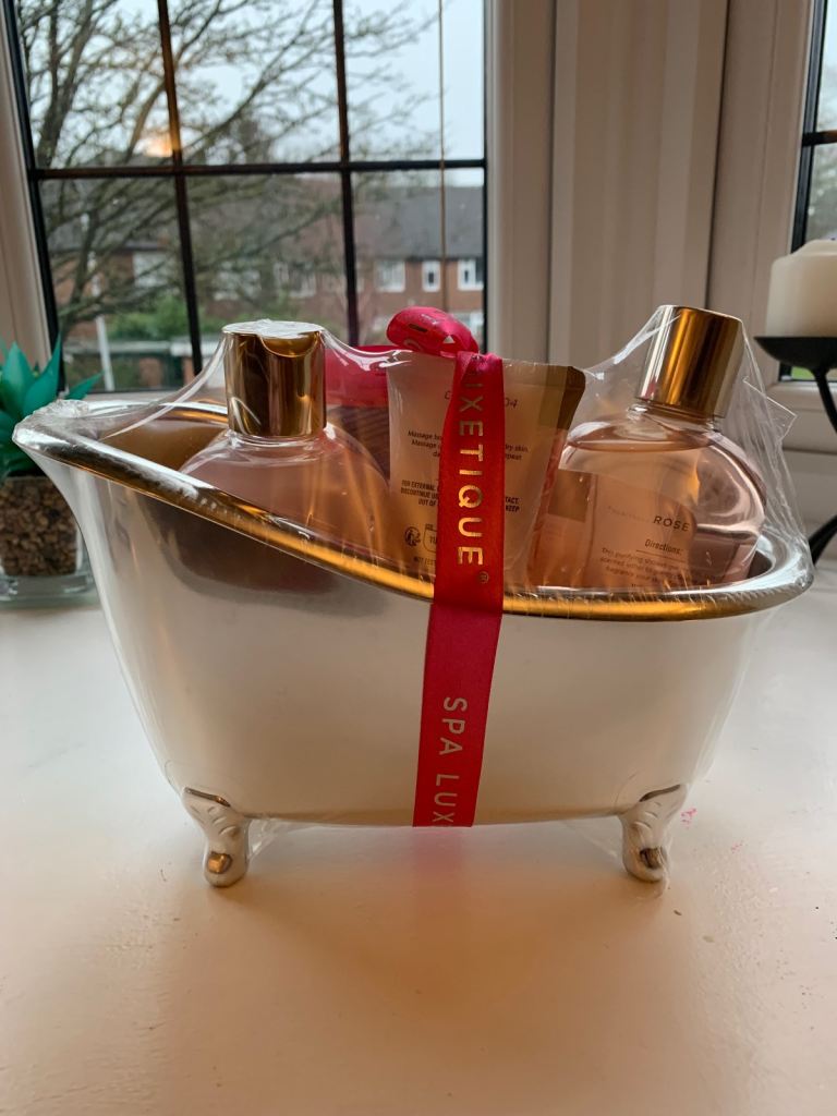 Spa Luxetique Spa Gift Set, Pamper Gifts for Women, 8pcs Rose Bath Gift Set 