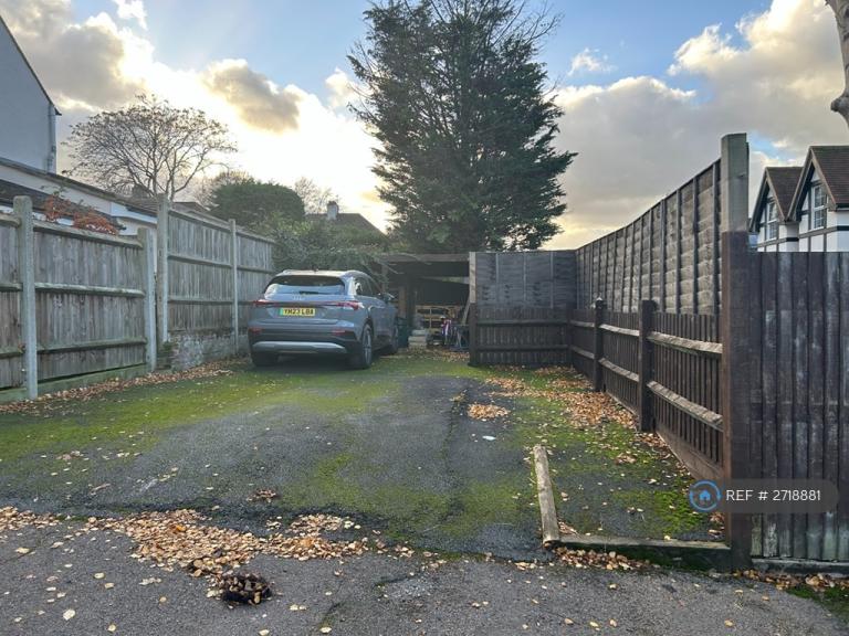 1 bedroom in Chipstead Valley Road, Coulsdon, CR5 (#2718881)