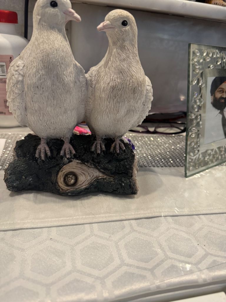 Pair of Decorative White Doves Ornament – Good Condition
