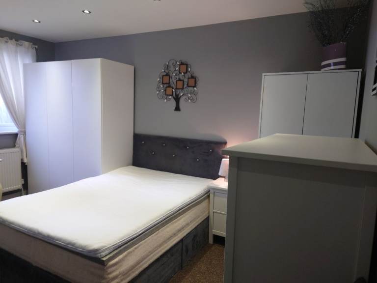 Room available for single person/ CHINGFORD 