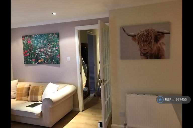 1 bedroom flat in Sopwith Close, Kingston Upon Thames, KT2 (1 bed) (#937455)