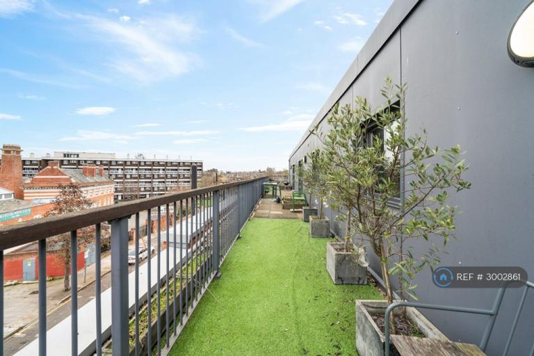 2 bedroom flat in Chapter House, London, E2 (2 bed) (#3002861)