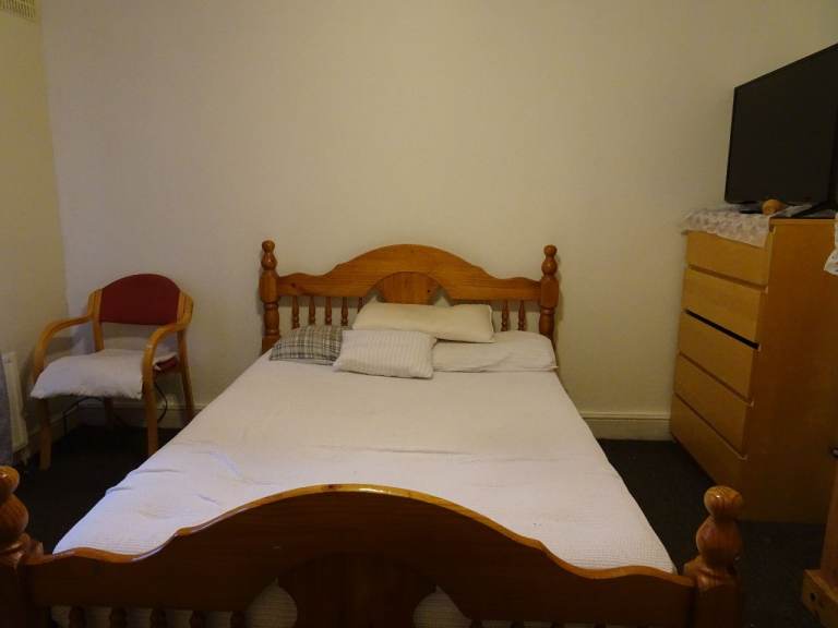Studio in clean, quiet house, close to Romford Station.
