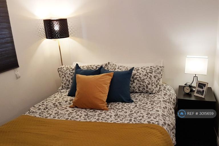 1 bedroom flat in Montrell Road, London, SW2 (1 bed) (#3015659)