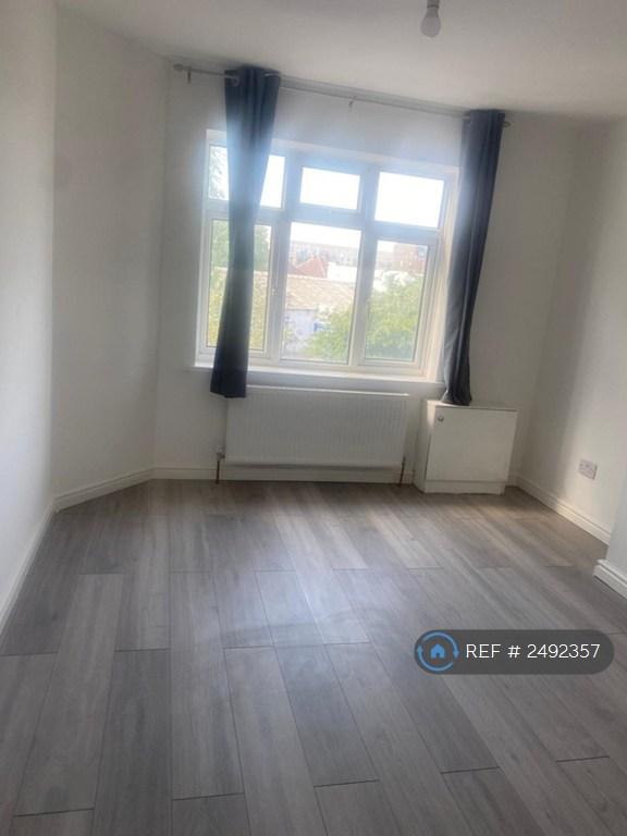 5 bedroom flat in Heather Park Parade, Wembley, HA0 (5 bed) (#2492357)