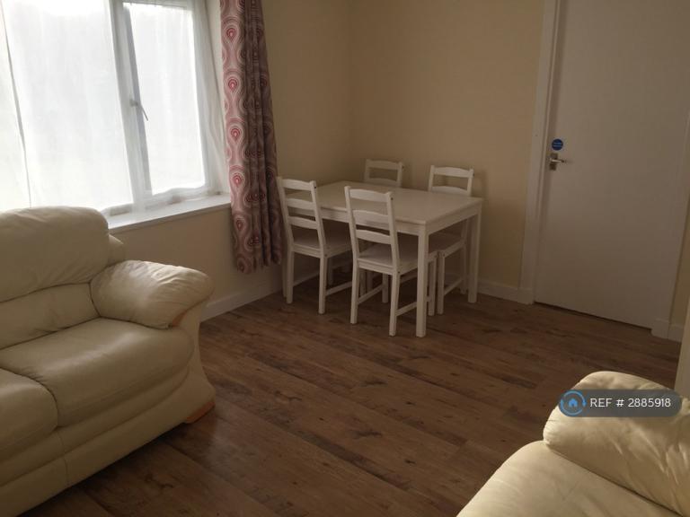 3 bedroom flat in Golf Road, Aberdeen, AB24 (3 bed) (#2885918)
