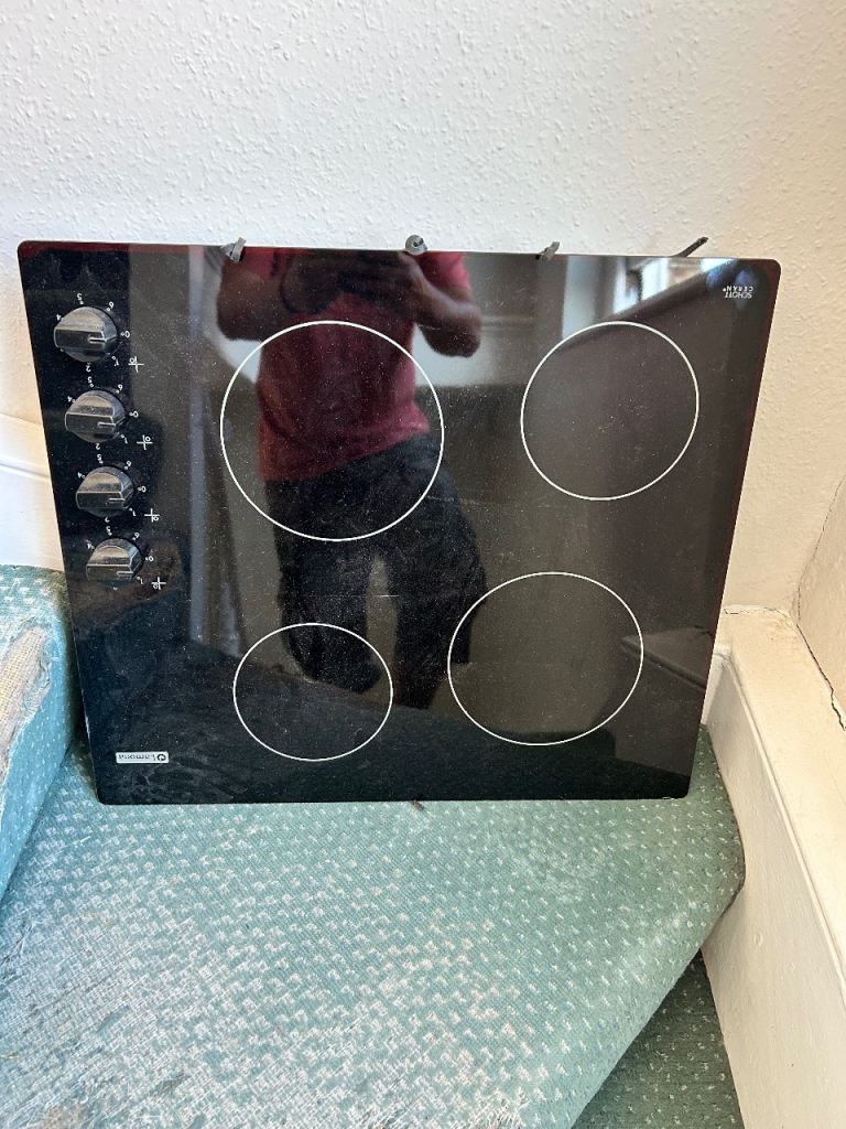 Black Electric Hob with 4 Plates and Control Knobs