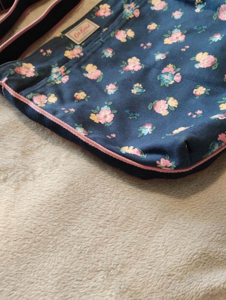Cath Kidston Messenger Bag Navy Bag in Excellent Condition 