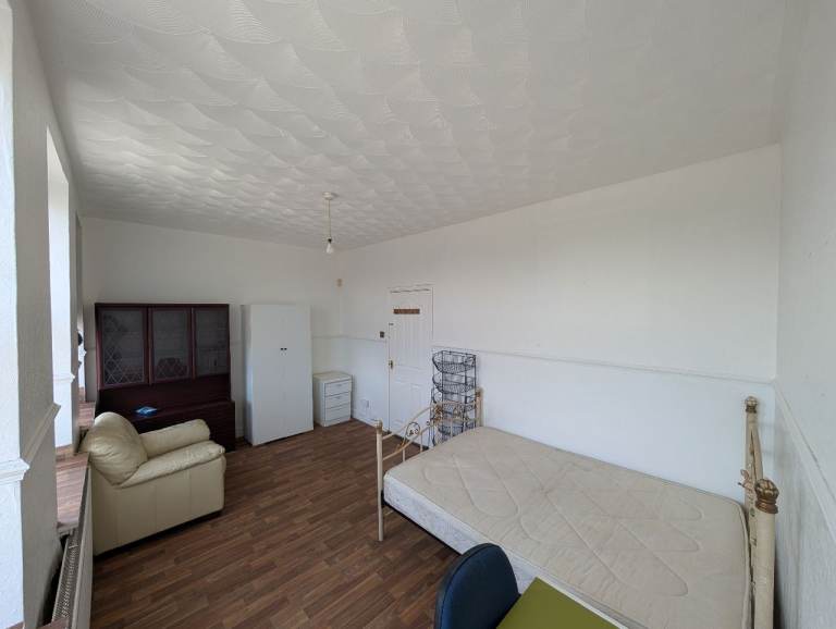 Large double room to let in share house, all bills included, £695/month, available 07-12-2026
