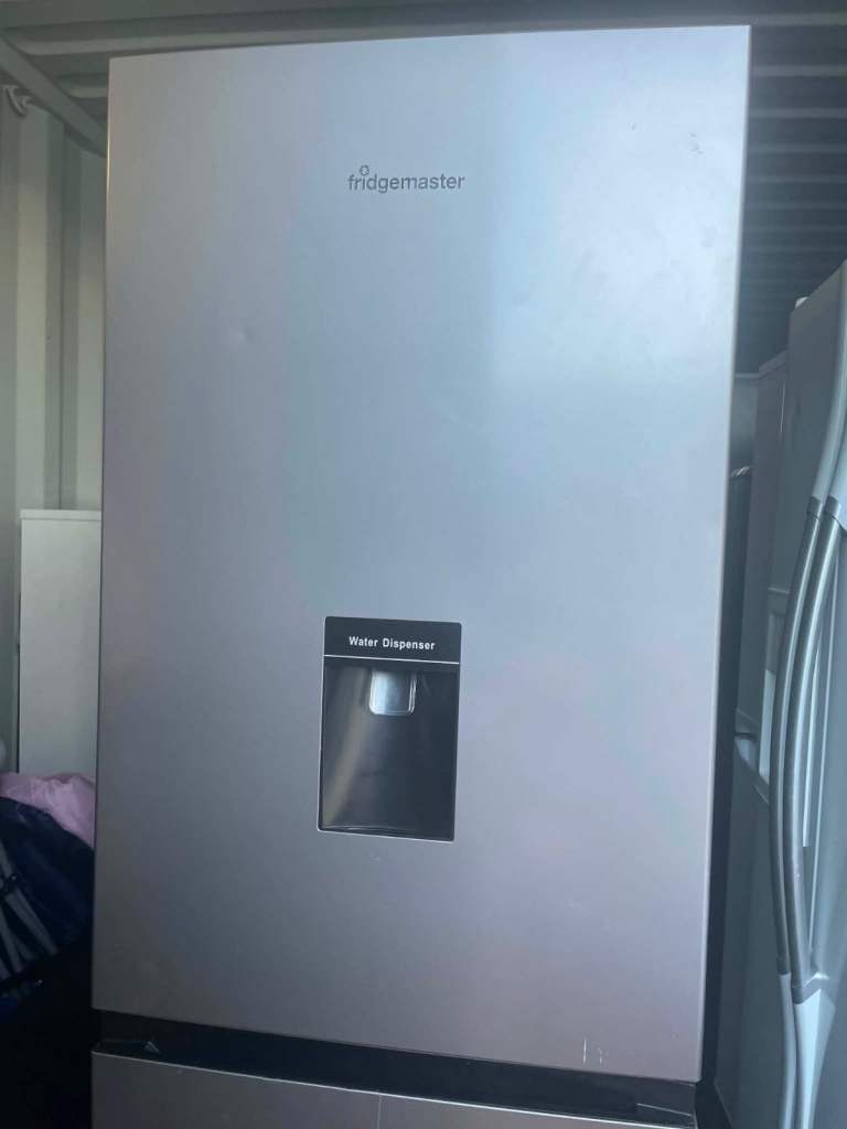 Fridge freezer with water dispenser 
