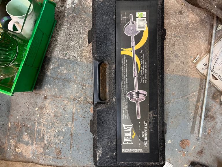 This is an Everlast 25kg dumbbell and barbell set