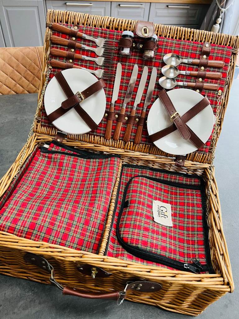 Luxury 4 Person Wicker Picnic Hamper / Basket
