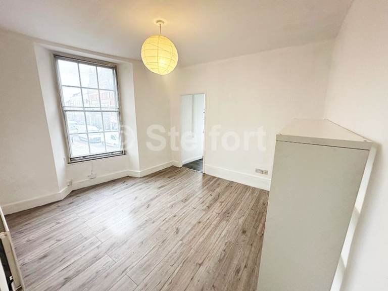 2 bedroom flat in Deptford Broadway, London, SE8