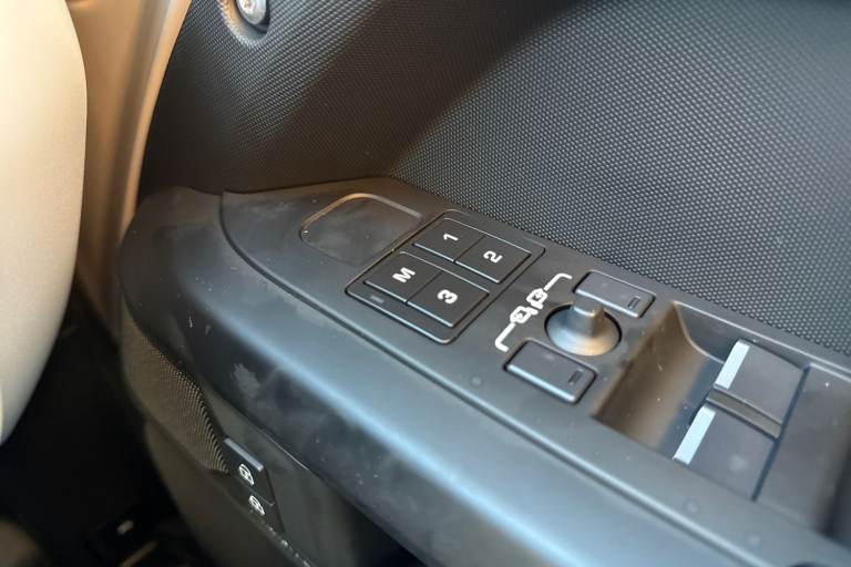 2025 Land Rover Defender 110 3.0 D250 MHEV X-Dynamic SE Auto 4WD Euro 6 (s/s) 5dr SUV Automatic