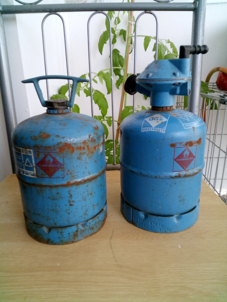 GAS BOTTLES X2 901, TOTAL WEIGHT FULL  1.5 KG WITH VALVE, £10 EACH