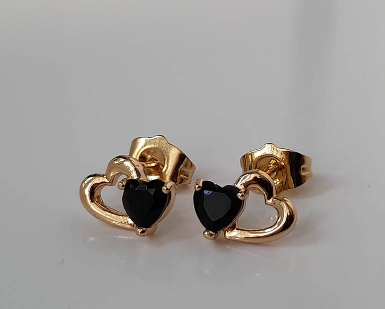  New 18k Gold  plated Heart Stud Earrings with Black Gemstone   size 5mm 