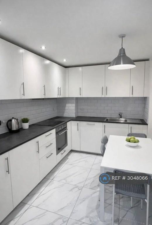 4 bedroom flat in Euston Road, London, NW1 (4 bed) (#3048066)