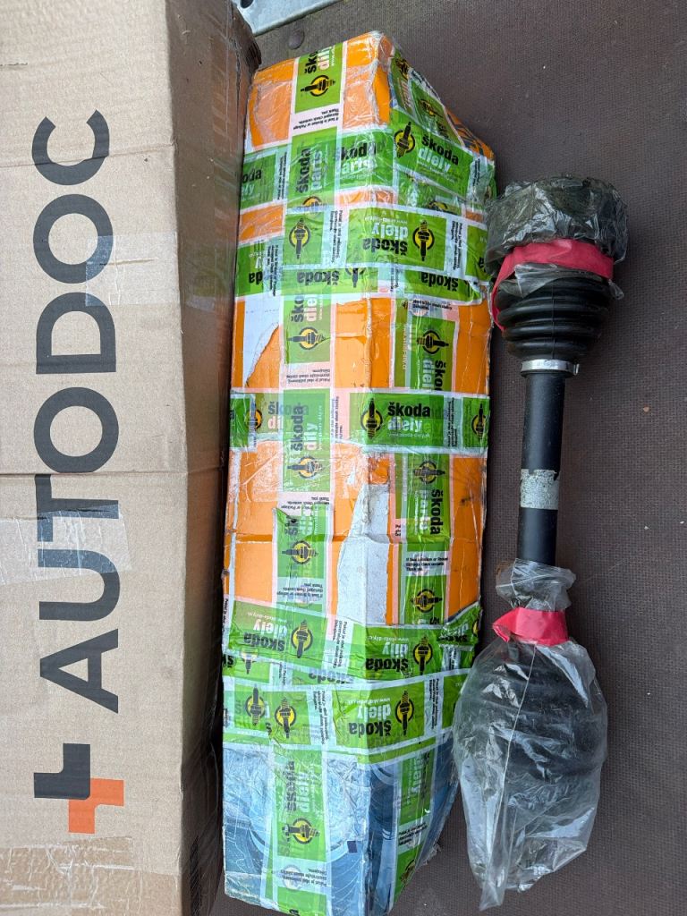 Genuine Skoda Left Hand Drive Shaft Part Number 6Q0 407 271 DA - New