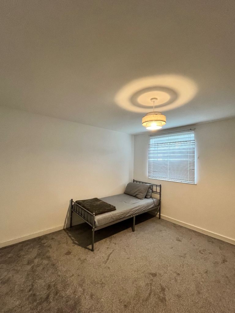 Nice and tidy room in 2bedroom flat(all bills included)