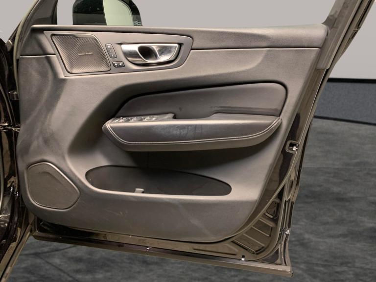 2022 Volvo XC60 2.0 B5P Plus Dark 5dr AWD Geartronic ESTATE PETROL Automatic