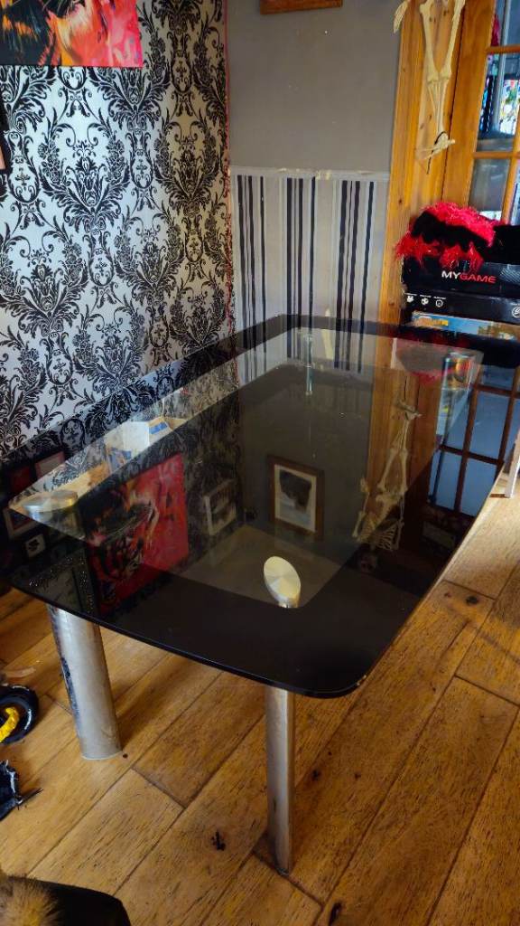 FREE GLASS TABLE 