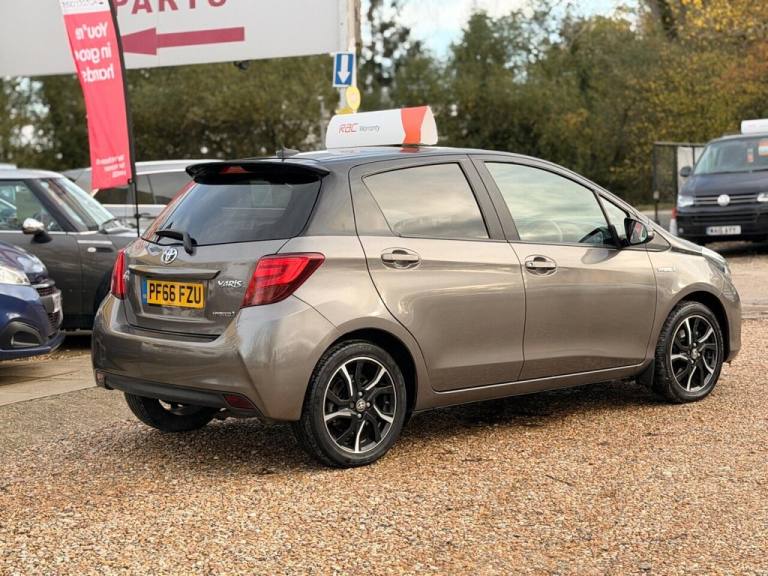2016 Toyota Yaris 1.5 VVT-h Design E-CVT Euro 6 5dr Hatchback Automatic