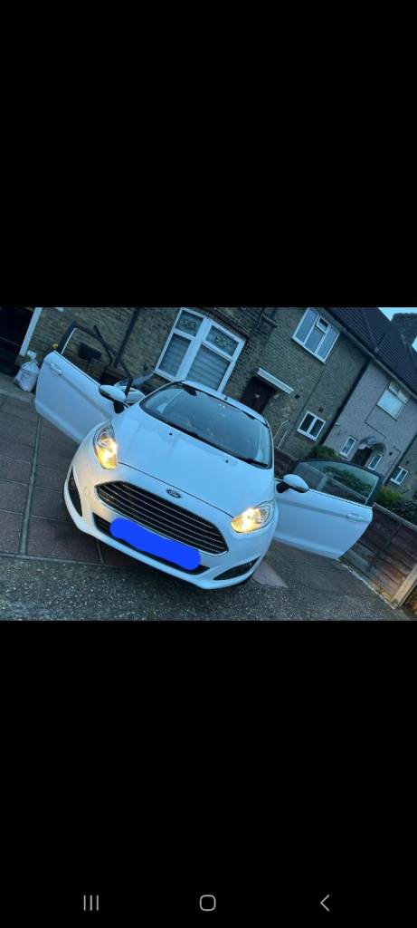 White Ford Fiesta Zetec 2014