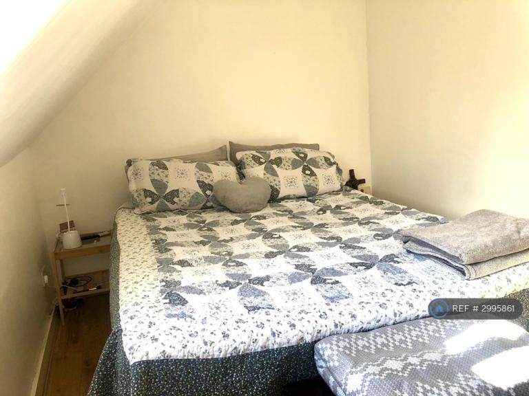 2 bedroom flat in Deptford High St, London, SE8 (2 bed) (#2995861)