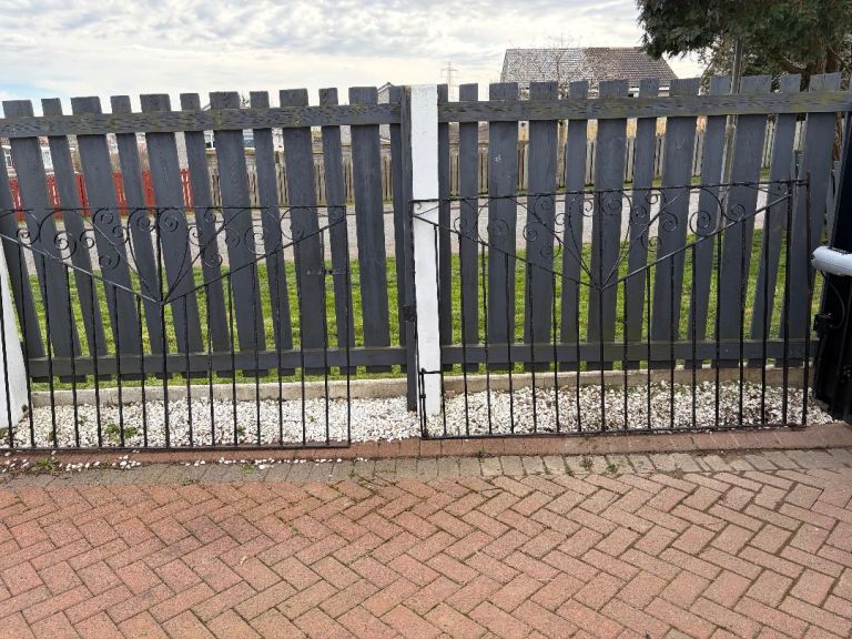 Decorative metal driveway gates