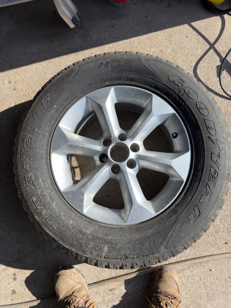 Nissan Nivara wheel 255/65R/17
