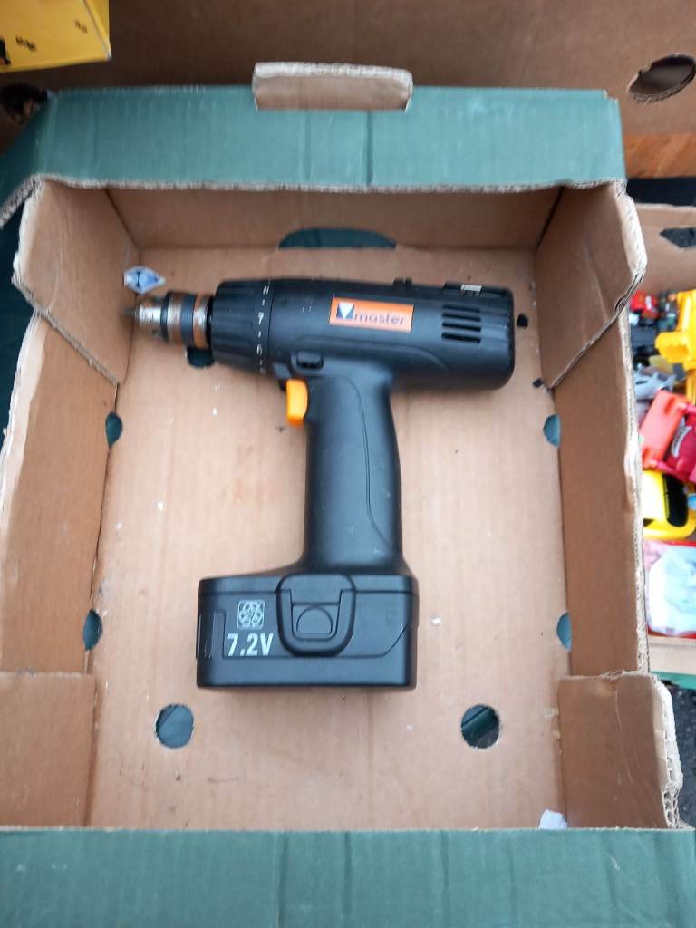 Drills 4 off plus 1 charger. Please read add