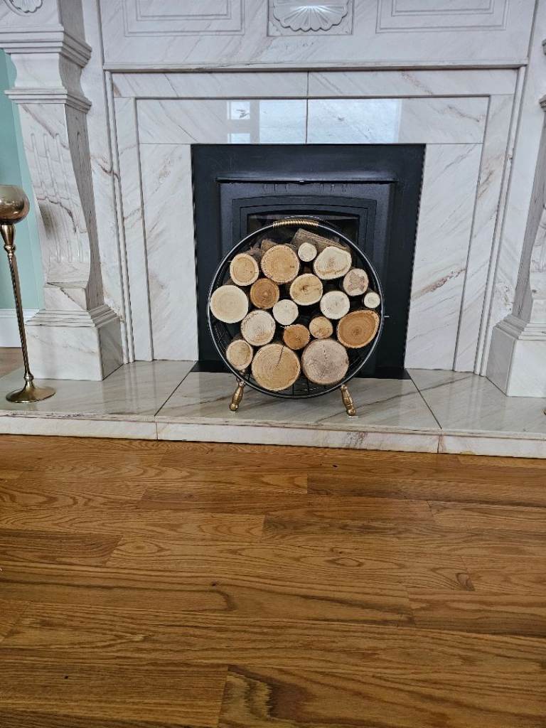 Log holder with artificial logs