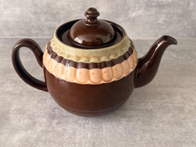 Vintage  “Brown Betty” 6 cup teapot by Sadler